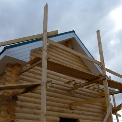 Постройка бревенчатого дома на этапе установки крыши