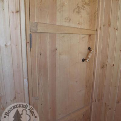 Деревянная дверь из предбанника в парную каркасной бани